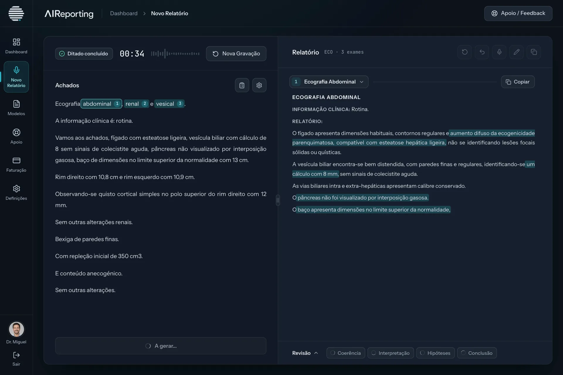 O relatório a ser escrito à direita, com os três exames ditados identificados por cima da transcrição.